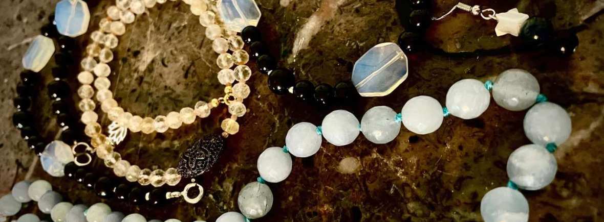 Colliers élégants en perles naturelles, créations uniques de perlerie artisanale.