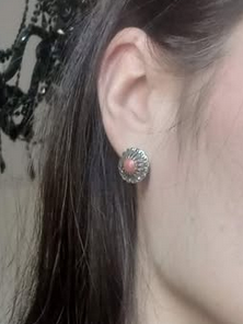 Boucle d’oreille ancienne en argent avec corail, bijou vintage porté à l’oreille, bijou vintage proposé par David Bijoux.