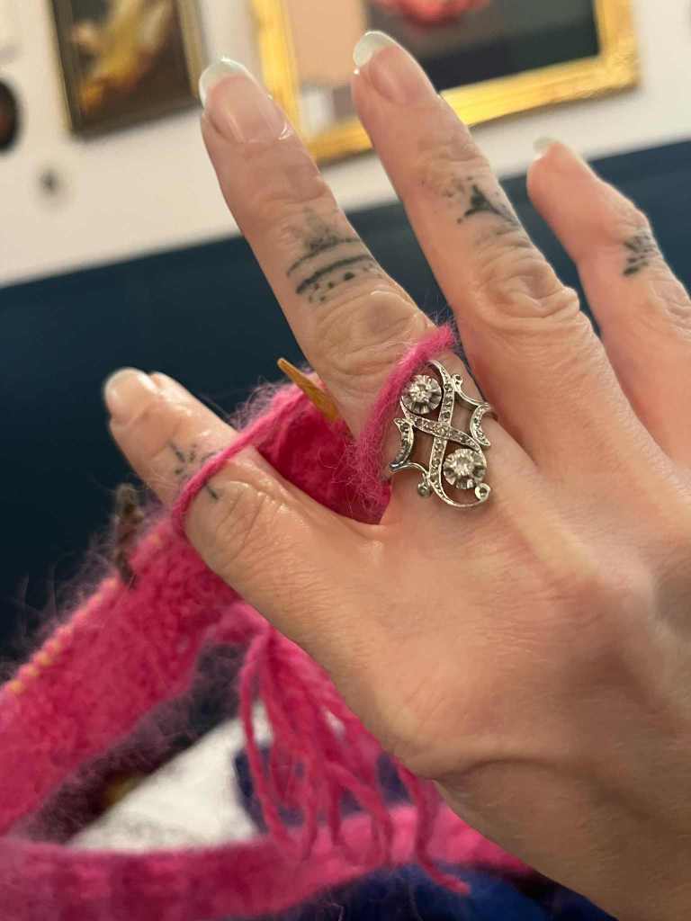 Bague ancienne en or avec diamants, bijou ancien porté à la main, pièce de joaillerie proposée par David Bijoux.