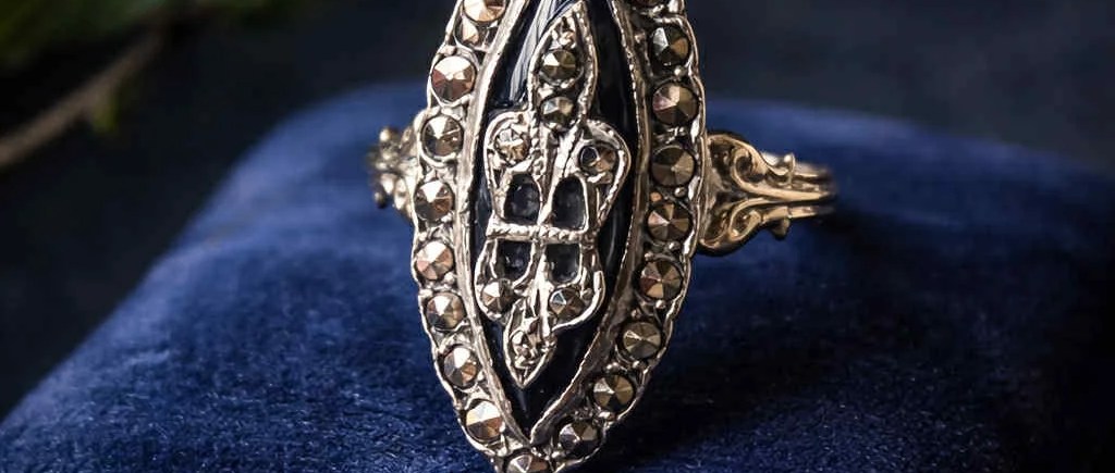 Bague ancienne de forme marquise en argent sertie d'email et de marcassites, motif fleur de lys