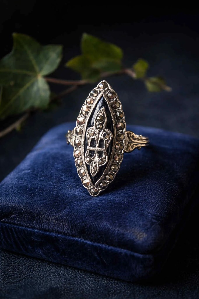 Bague ancienne de forme marquise en argent sertie d'email et de marcassites, motif fleur de lys