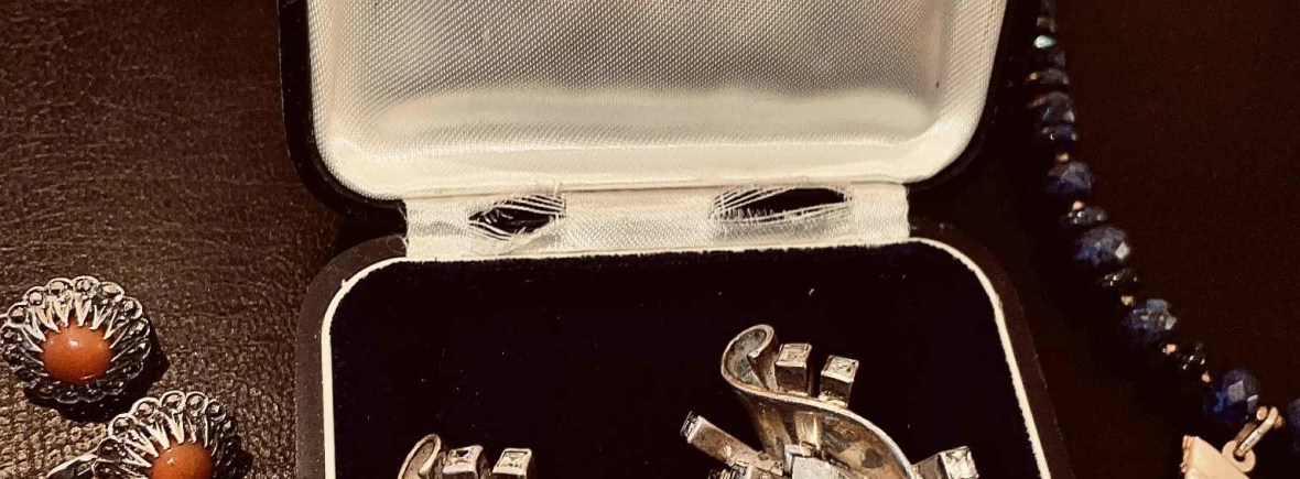 Paire de boucles d'oreilles vintage de style Art Déco en argent avec pierres étincelantes dans leur écrin d'origine "P. Huberlant"