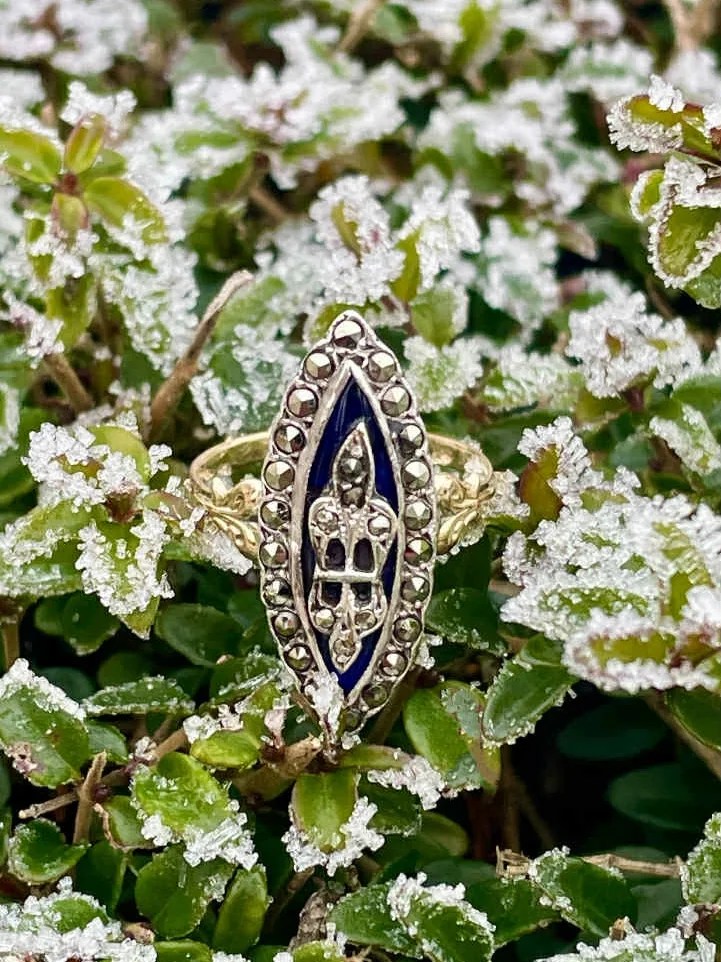 Bague ancienne de forme marquise en argent sertie d'email et de marcassites, motif fleur de lys